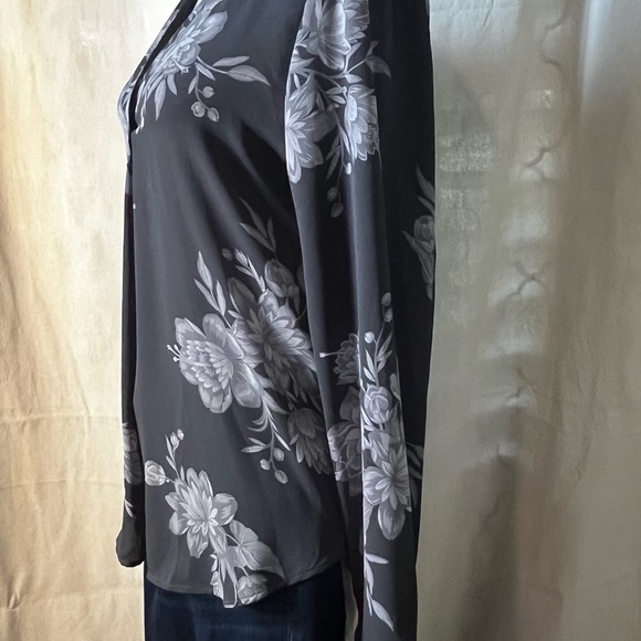 Ann Taylor Women's Long Sleeved Blouse Gray Floral V Neck Pleated Front Size Sm - Picture 4 of 9